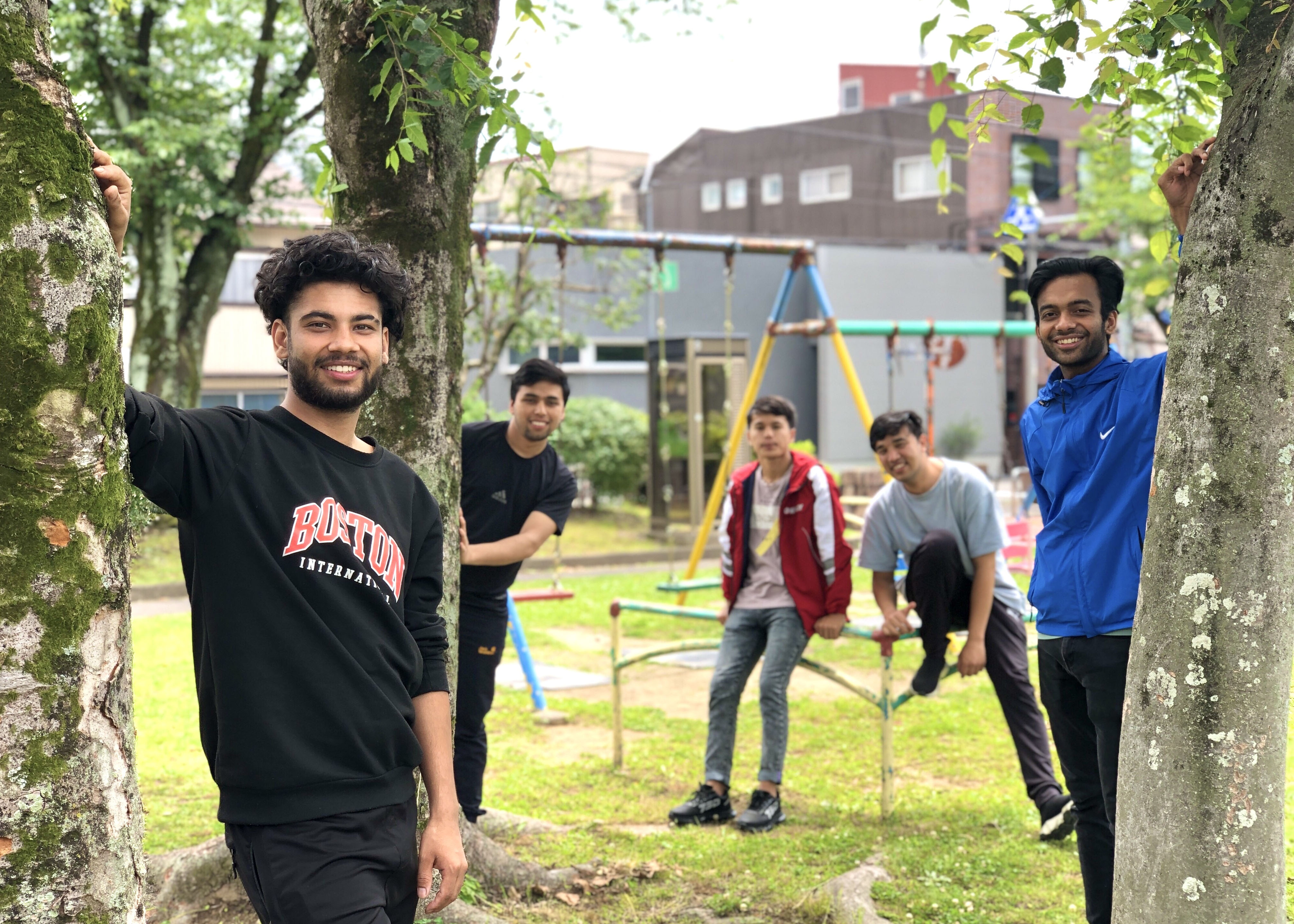 ToBuCo専門学校。近隣の公園と学生。自然に囲まれた恵まれた学習環境。